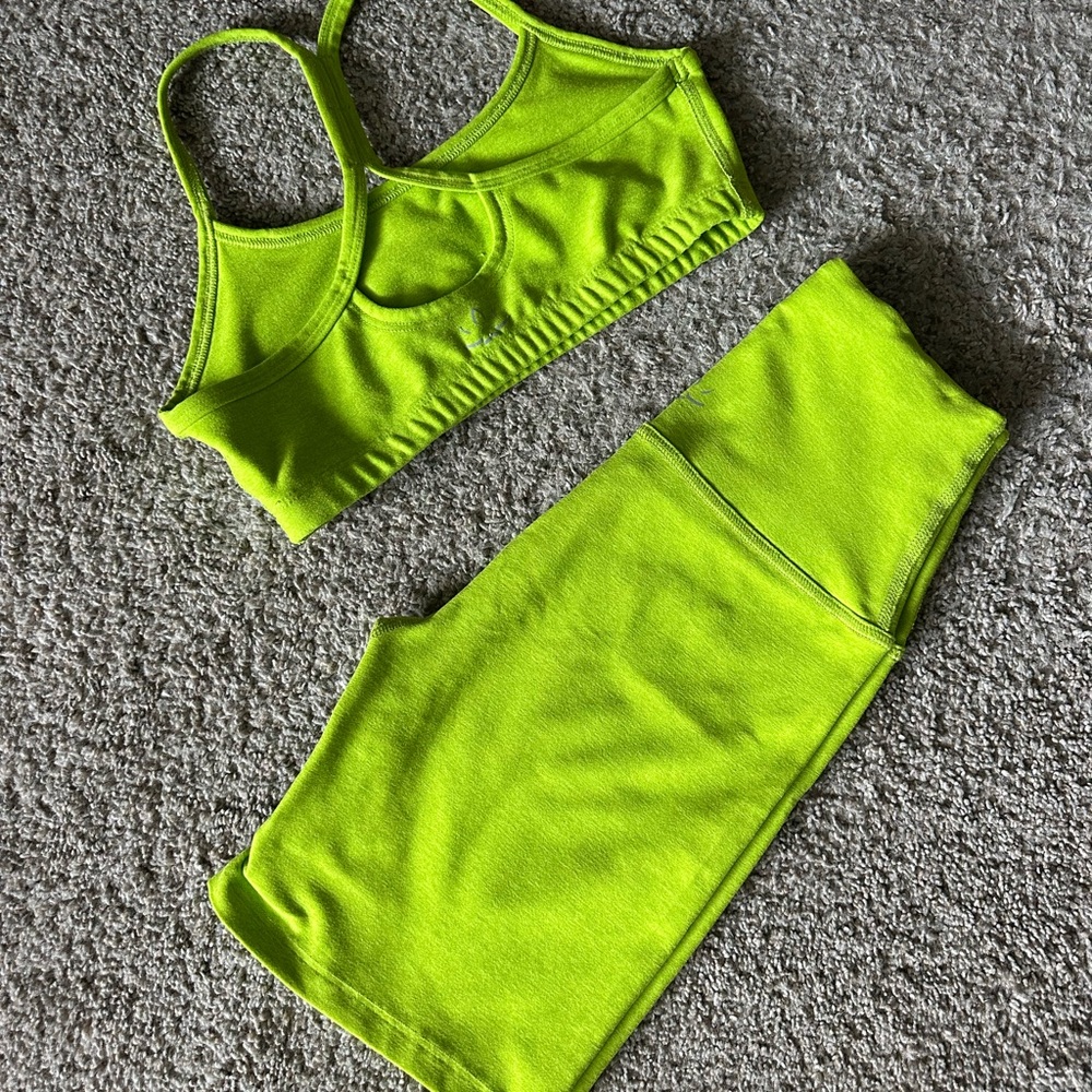 Set Beyond Yoga Neon Green Athletic Shorts and Bra - Picture 2 of 5